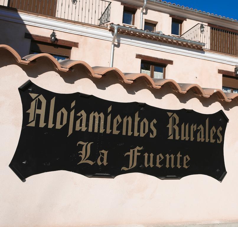 ויאלבה דה לה סיירה Alojamientos Rurales La Fuente מראה חיצוני תמונה
